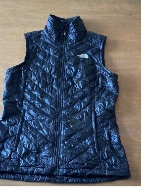 Black north face thermoball vest